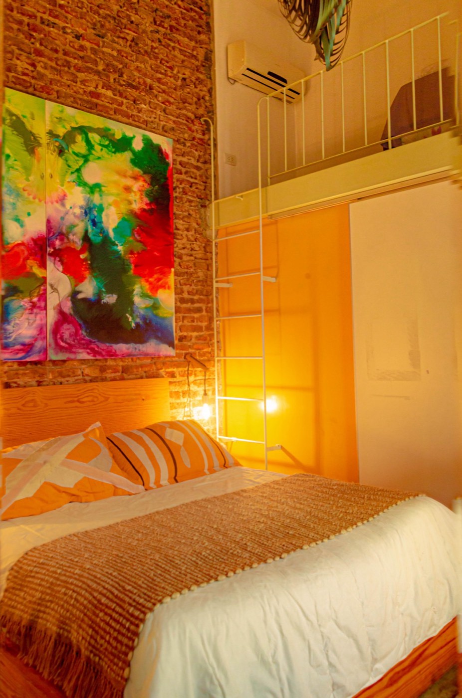 Rochas — Room, wide, with the mezzanine stairs